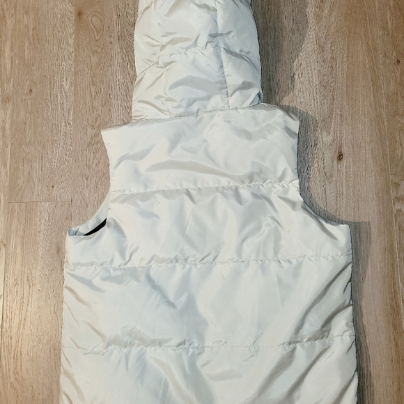 Coach hooded puffer vest with pockets. Pale gray/white/brown, size Medium - Picture 10 of 15